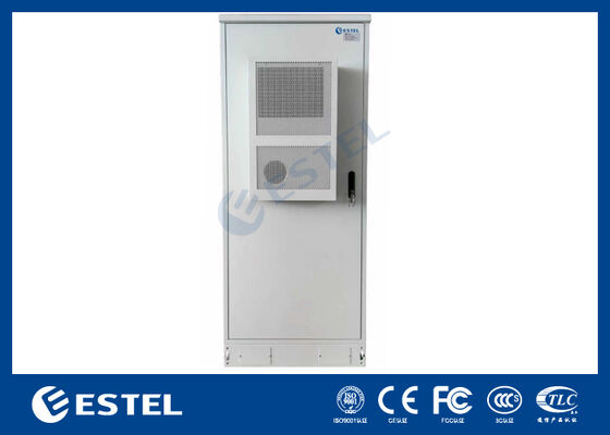 Buiten staande telecomkast met dubbele deuren en interne 19 inch rackstructuur