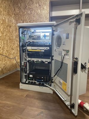 19-Inch 18U Standaard Telecom Buitenkast Met Koelsysteem Eén Roestvrijstalen Voordeur
