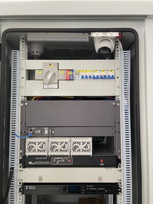 IP55 Buitenbatterijkas met ingebouwde voedingsinstallatie 9KW 48VDC rechtgever voor telecom