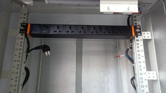Zwarte 200 - 240VAC 32A Verticale PDU-krachtafdelingseenheid met C13 / C19 stopcontacten voor de distributie van stroom