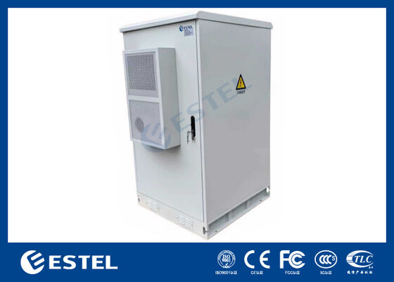 Buiten staande telecomkast met dubbele deuren en interne 19 inch rackstructuur