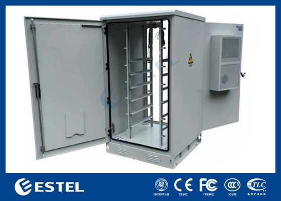 Buiten staande telecomkast met dubbele deuren en interne 19 inch rackstructuur