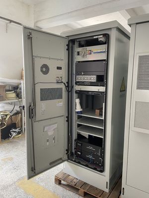19-Inch 18U Standaard Telecom Buitenkast Met Koelsysteem Eén Roestvrijstalen Voordeur