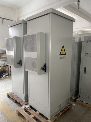 IP55 Buitenbatterijkas met ingebouwde voedingsinstallatie 9KW 48VDC rechtgever voor telecom
